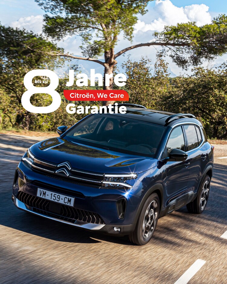 Der neue Citroën C5 Aircross Plug-in Hybrid fährt auf einer Landstraße.
