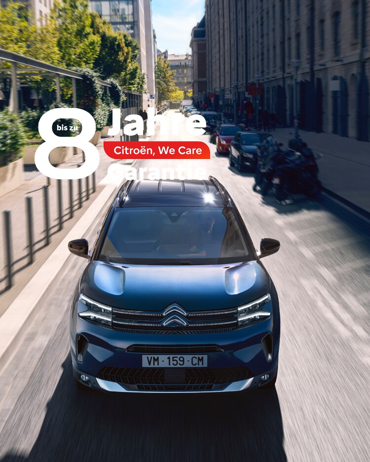 Der neue Citroën C5 Aircross in blau fährt durch eine Stadt. Ansicht von vorne oben.