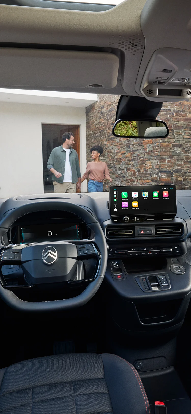 Innenraum-Frontansicht Berlingo zeigt Bordtechnologie, Konnektivität, Sicherheit und verbesserte moderne Fahrkomfort