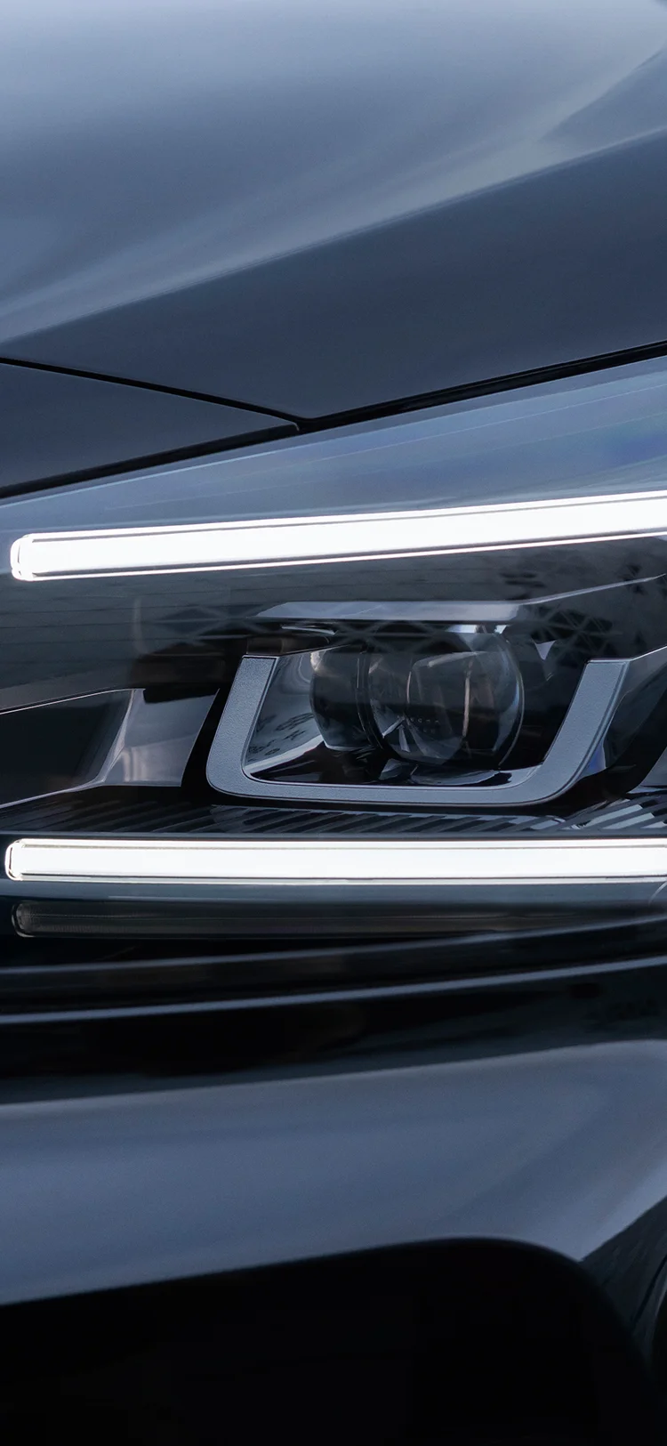Nahaufnahme des Citroën ë-SpaceTourer Front-LED-Scheinwerfers zeigt sein modernes Lichtdesign